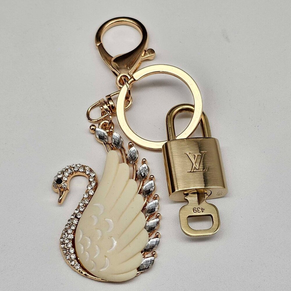 Authentic LV Gold Padlock & Key 🔑 Designer Bag Charm w/ Unbranded Swan Keychain - Picture 5 of 10